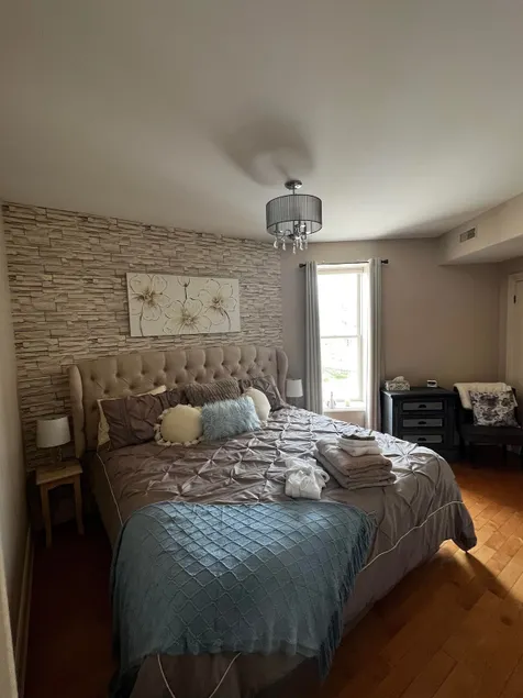 2 KING Bed/2 Bath Condo, steps from Avon Theatre - Image 1