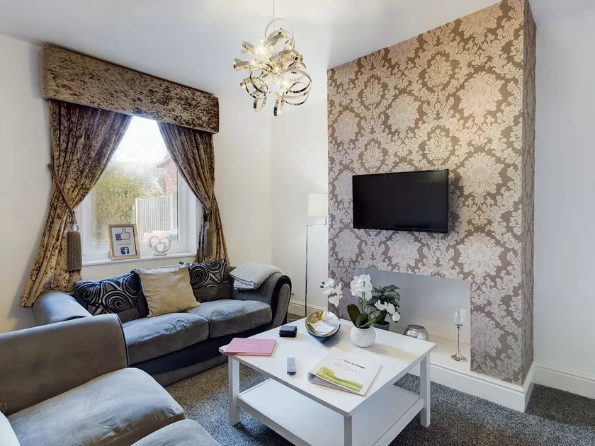 Lovely Holiday Home By Chester Zoo!! - Image 1