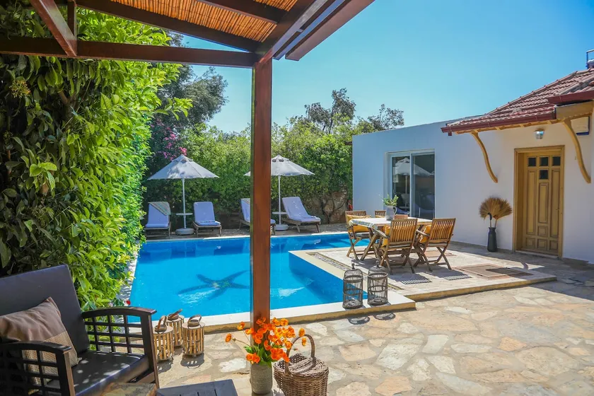 Cosy family villa with private pool - Image 1