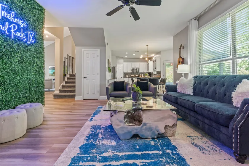 Stay @ the TREEHOUSE! 4 bedroom+game room+huge backyard - Image 1