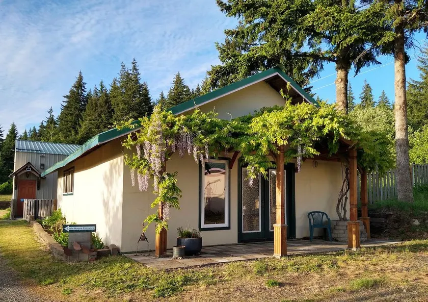 LITTLE HOUSE on the HILL - Gorge Getaway Home Base - Image 1