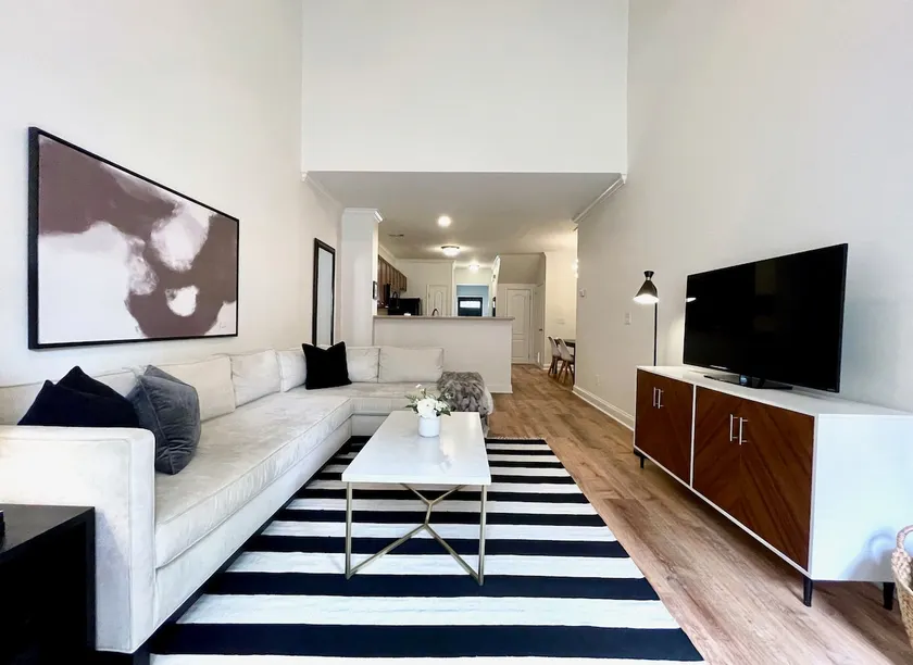 Spacious, Modern 3BR Home Near Downtown/Airport - Image 1