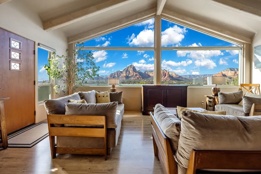 Hilltop Lounge | Panoramic Views, Spa, Balcony - Image 1