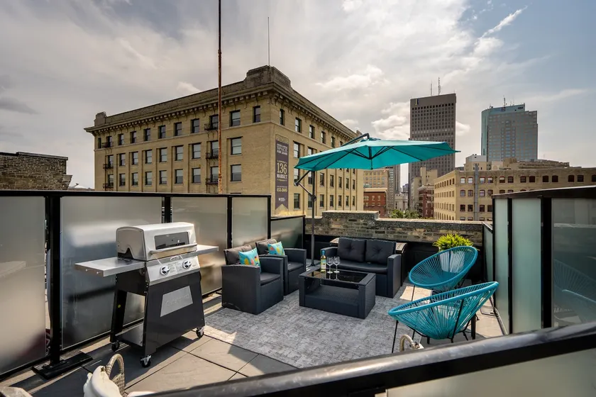 Warehouse Loft in Exchange District w/Parking! - Image 1