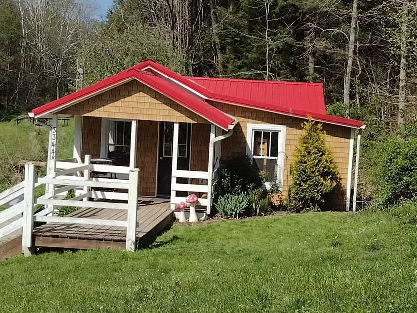 Cardinal Cottage with EV Charger, Wi-Fi, Smart TV - Image 1