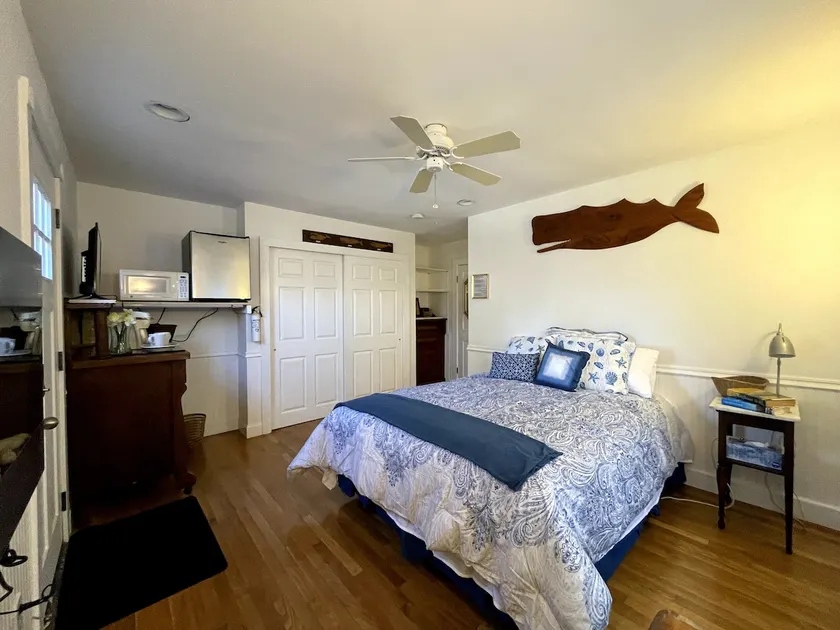 Mid-Island Suite for Ultimate Convenience - Image 1