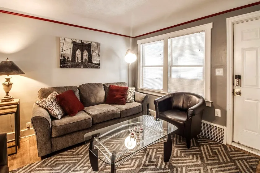 AutoManiac Manor 3B/2Bath Great Location Pontiac! - Image 1