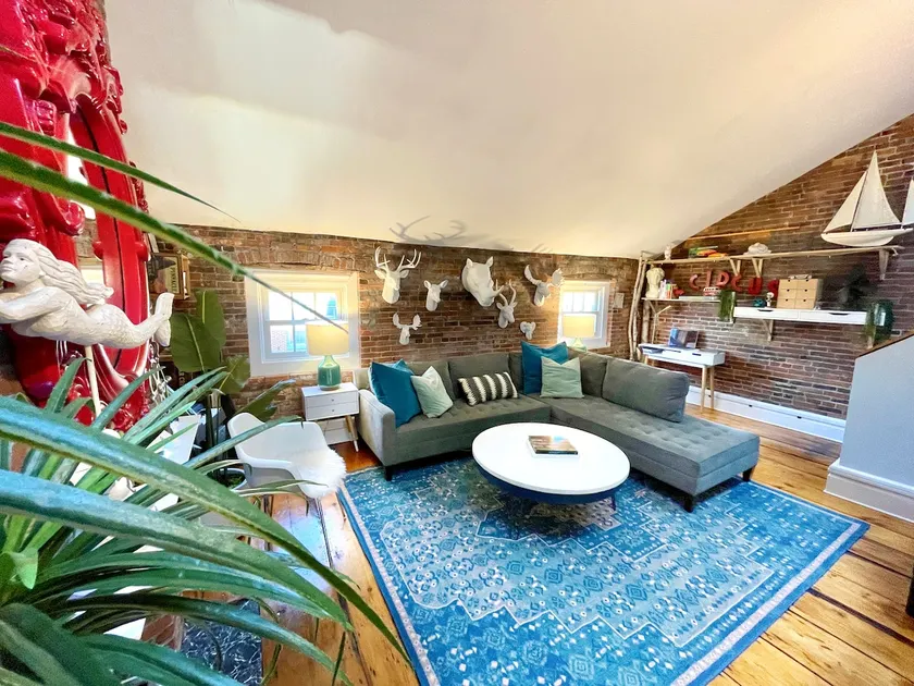 Downtown Market St Loft—Style & Cozy, Above it All - Image 1