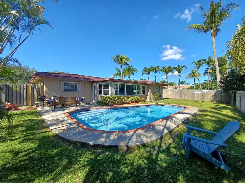 House with heated pool near the beach - Image 1
