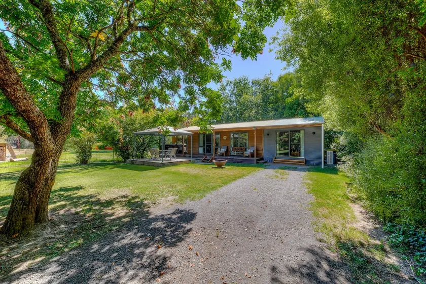 Hampton Cottage, Bright - Image 1