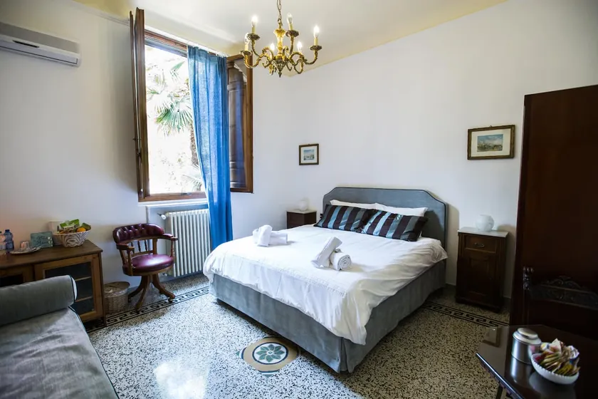 Spacious Design Suite with Jacuzzi & AC - Image 1