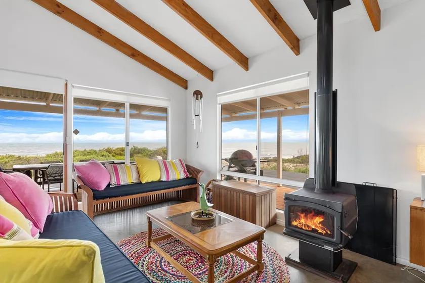 Family & *Pet Friendly* Favourite w/ Beach Access - Image 1