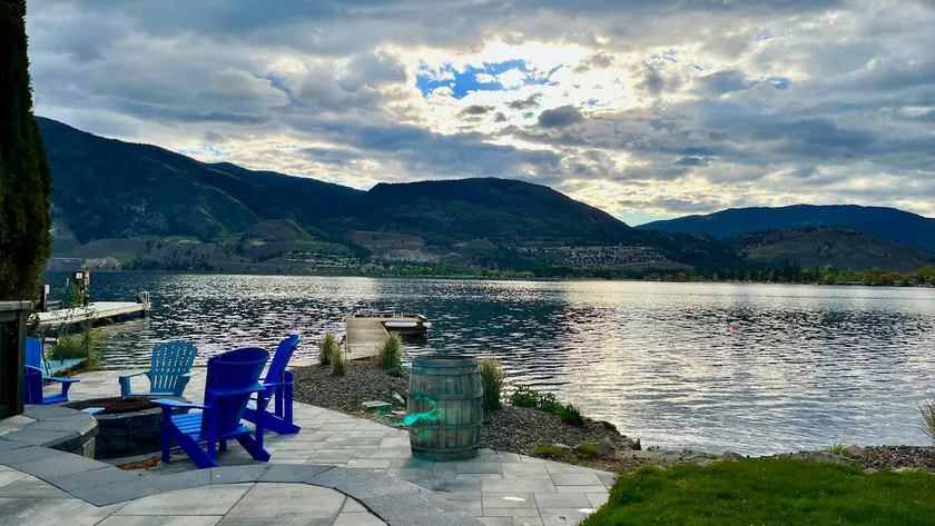 Perfect 5bdr family vacation home with 100 feet of private lakefront - Image 1