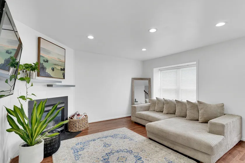 Comfy&Chic Getaway Minutes to Navy Yard and More - Image 1