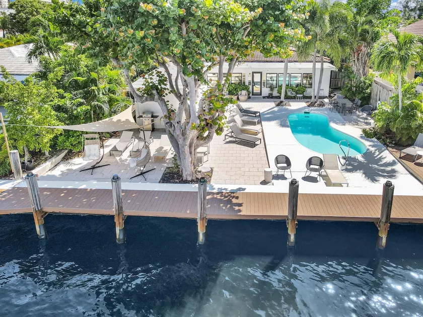 ON CANAL! Pool+Walk to BEACH! Boat Watch! 2b/2b - Image 1