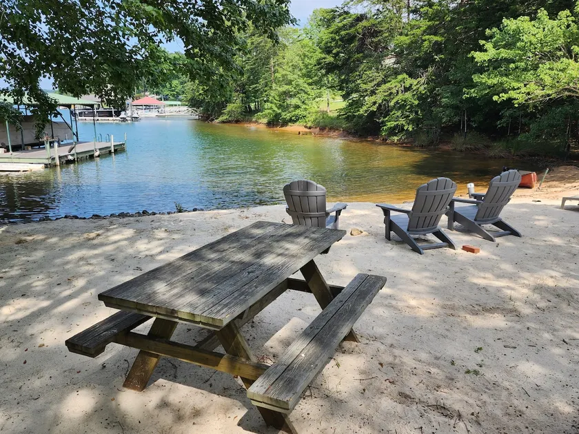 House on Lake Keowee swim beach in cove w/ Dock - Image 1
