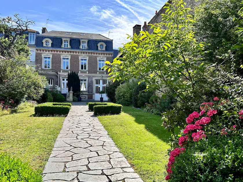 Large charming house with garden heart of town - Image 1