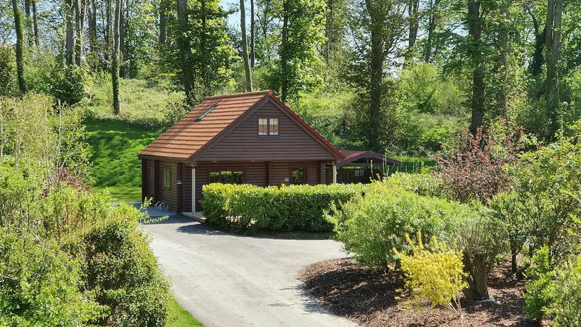Cosy 5* Scandi Retreat with Private Hot Tub - Image 1