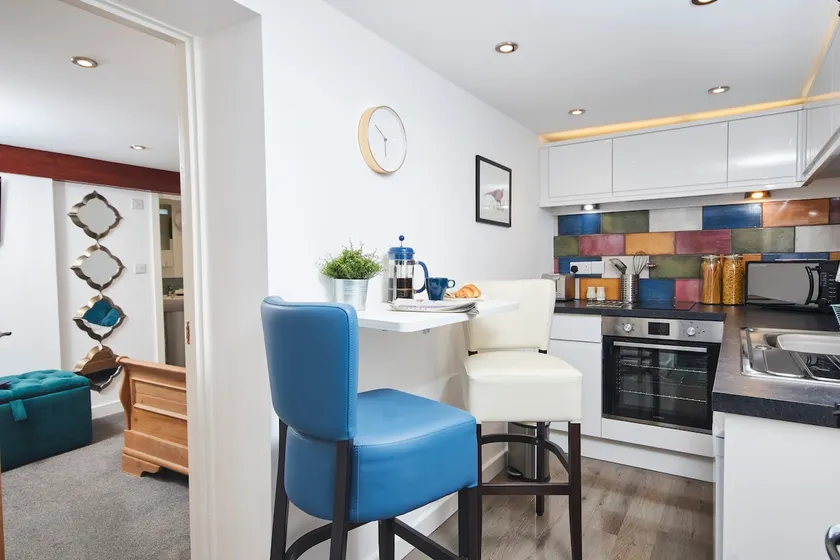 Cosy Apt w/ Free Gym/Pool Access: Fast WiFi Nr EMA - Image 1