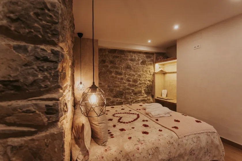 Romantic apartment with fireplace and jacuzzi - Image 1