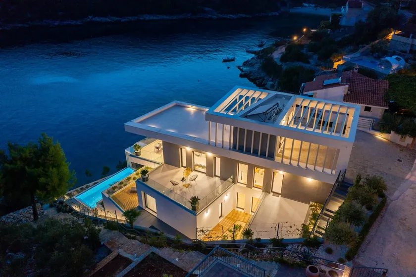 Beachfront Villa Extravaganza with Infinity Pool - Image 1