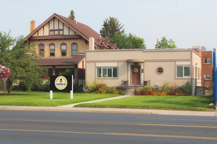 The Honeybee Inn: A Historic Downtown Oasis - Image 1