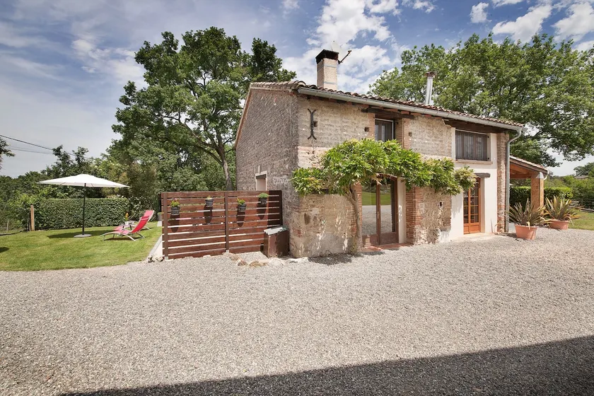Rural gîte for 6 people in a renovated former winery - Image 1
