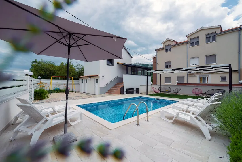 Luxury with gallery, heated pool only for you-KLIS CRO - Image 1