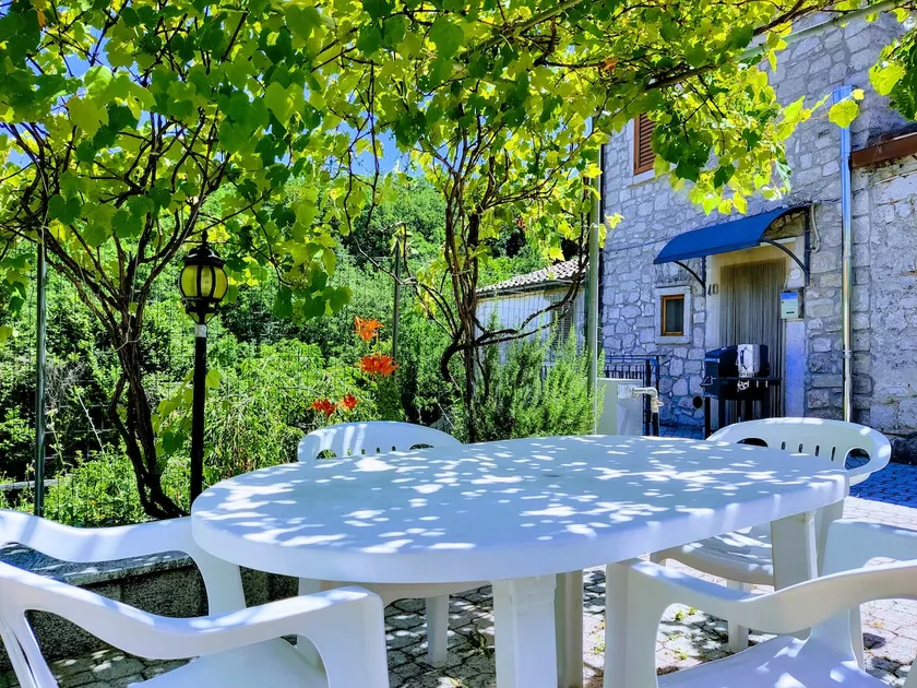 Rustic house with terrace and barbecue - Image 1