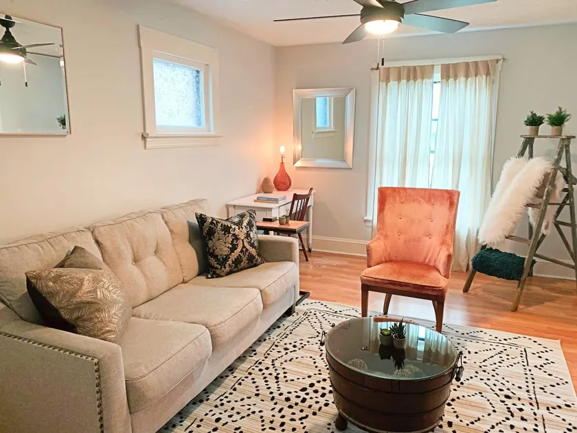 Clean & Cozy on Cove- Priv Home & Parking - low $ - Image 1
