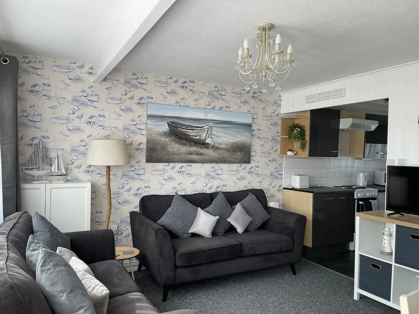 2 bed dog friendly chalet on sunbeach Scratby - Image 1