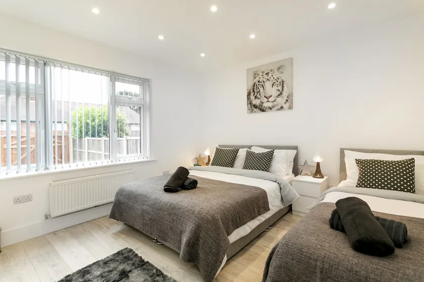 4 Bedrooms, 9 Beds Parkng Nottingham Serviced Acc. - Image 1