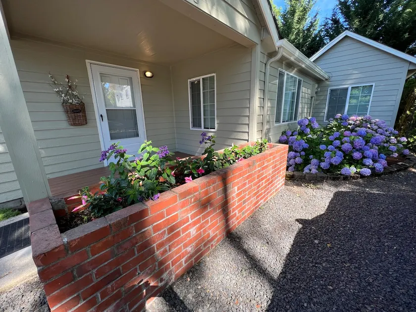 Perfectly located 2 bedroom, 2.5 bath home w/loft - Image 1