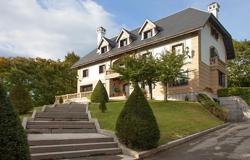 Elegant villa in San Sebastian area - Image 1