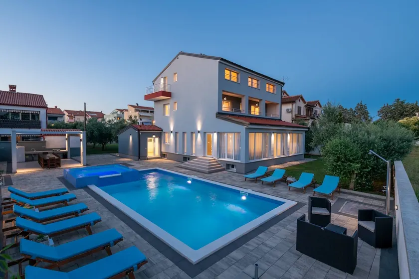 9 værelses villa i Medulin - Image 1