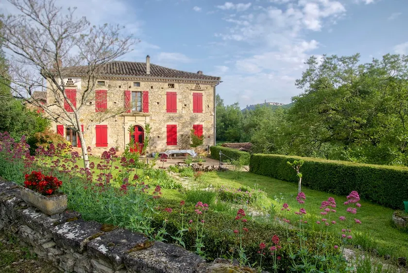 Large house with character and a flower garden. - Image 1