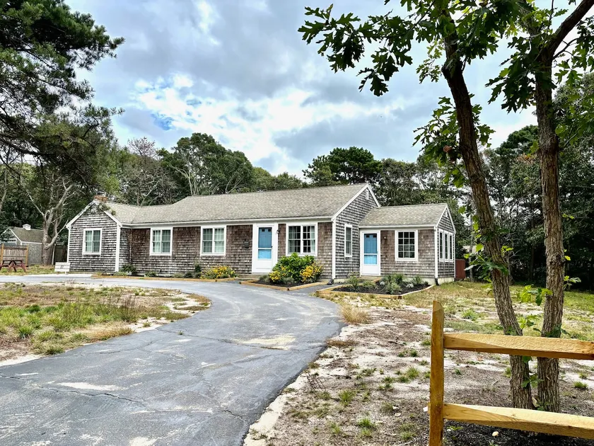 Experience Cape Cod Beaches: Charming 4-bedroom just a 10min stroll to the beach - Image 1