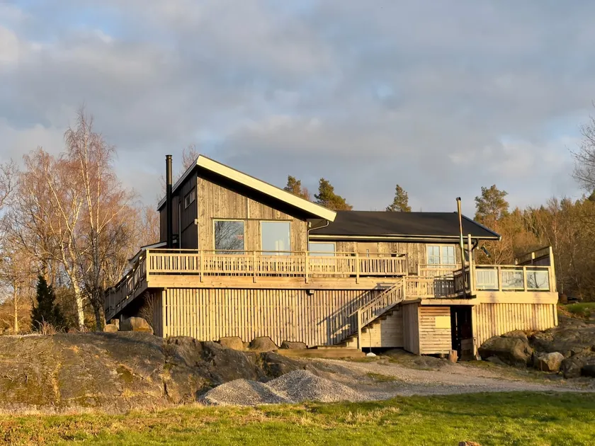 Seaside escape with hot tub, sauna & ocean views - Image 1