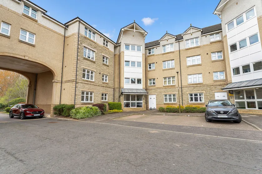 Modern 1BR flat - free parking + lift - Image 1