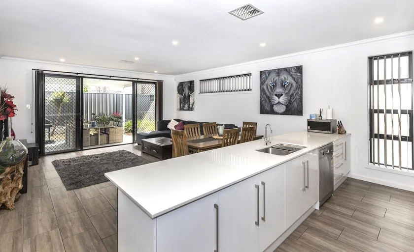 Luxury home in Christies Beach with King Bed, NBN, 3Bed 2Bath - Image 1
