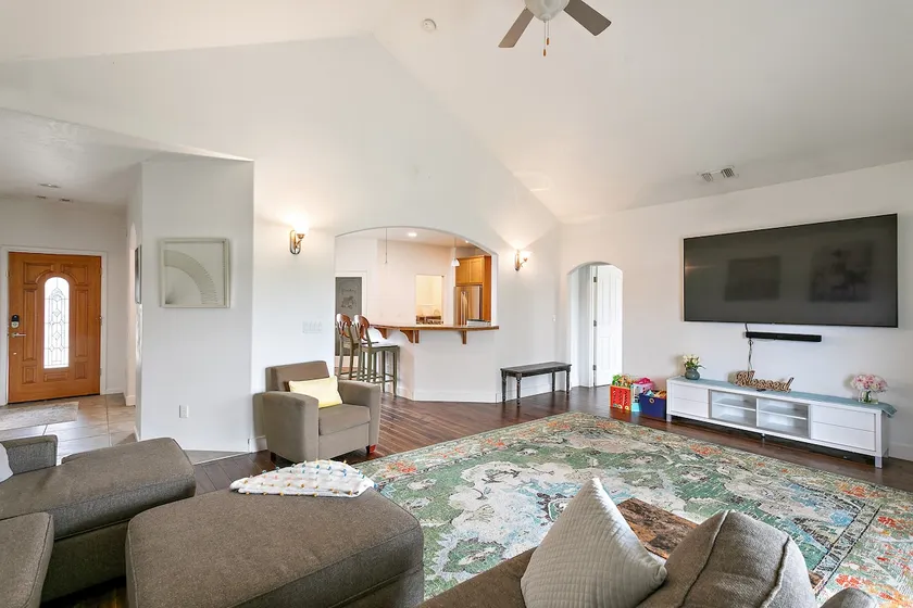 Hot Tub! Near Rogue X, 3 king beds 82” 4k tv park - Image 1