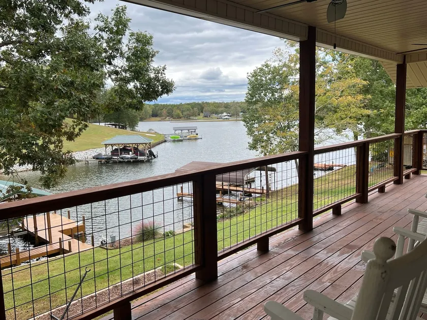 Lake Cabin Getaway - Image 1