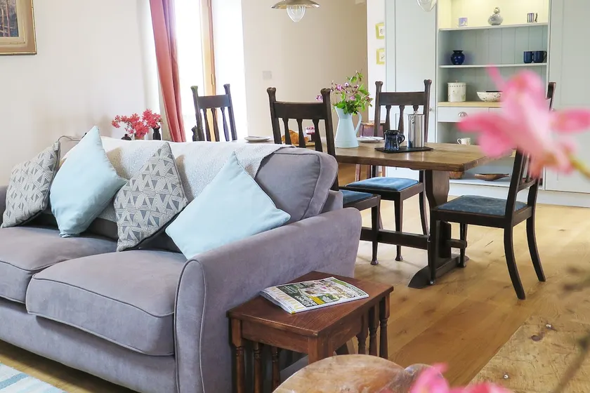 Strawfields. Fantastic rural location. Close to beaches. Games barn and Alpacas. - Image 1