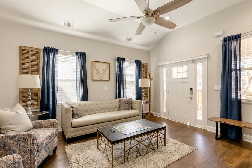 Spacious 4BR Near Mercedes-Benz Downtown - Image 1