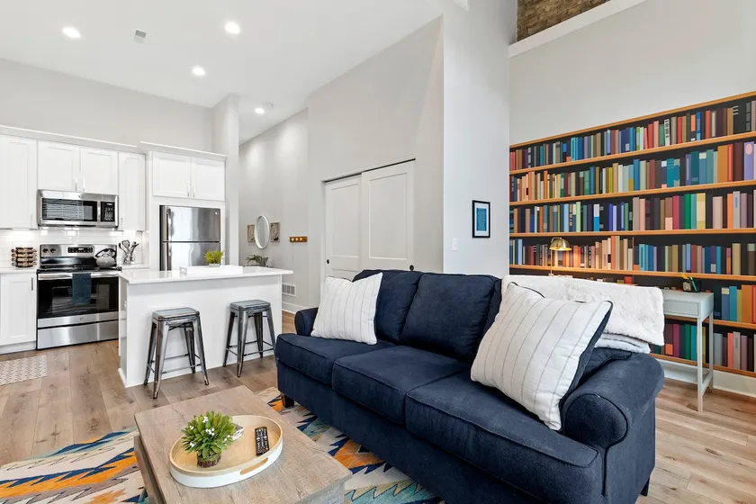 The Graduate: Lakeside Charm in Downtown - Image 1