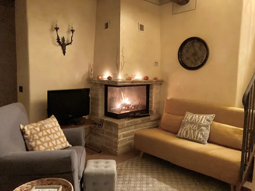 Mezzanine Apartment in farmhouse with large pool - Image 1