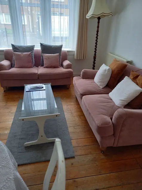 Lovely central townhouse with enclosed garden. - Image 1