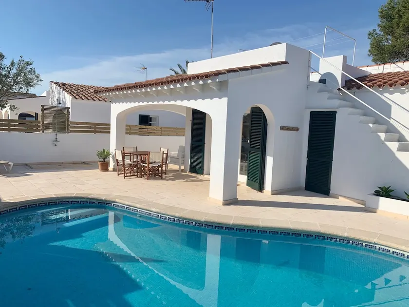 Villa with a private pool a few meters from the sea. - Image 1