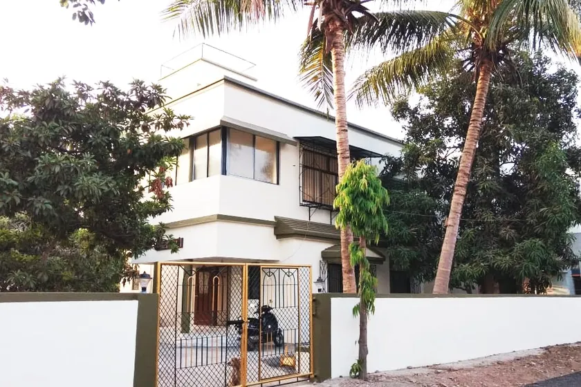 Peaceland Valsad: Spacious AC Villa with 90's Vibe - Image 1