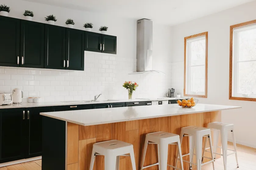 Quiet 2‑Bed with Full Kitchen. Walk to City - Image 1